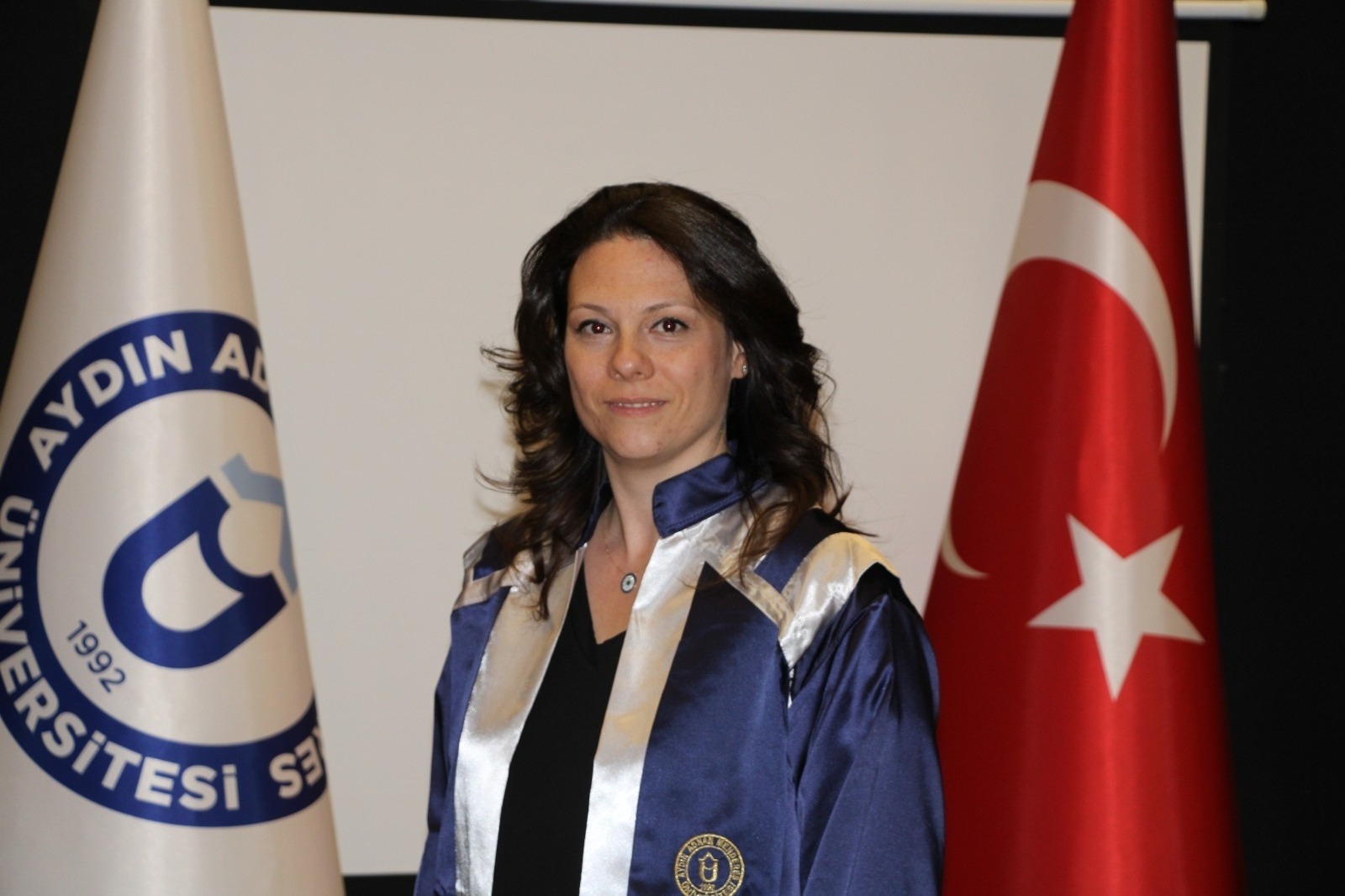Dr. &Ouml;ğr. &Uuml;yesi &Ouml;zge BOLAMAN AVCI